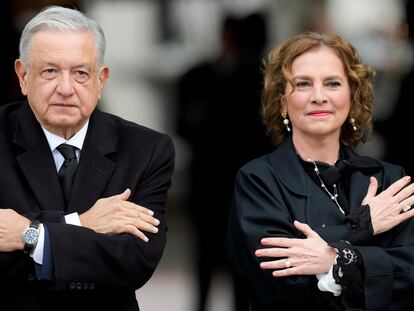 Andrés Manuel López Obrador y Beatriz Gutiérrez Müller en Santiago, Chile, en septiembre de 2023.