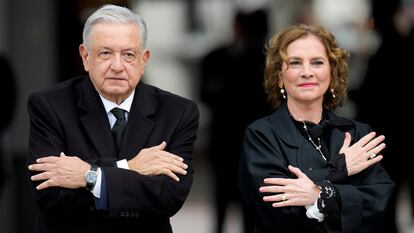 Andrés Manuel López Obrador y Beatriz Gutiérrez Müller en Santiago, Chile, en septiembre de 2023.