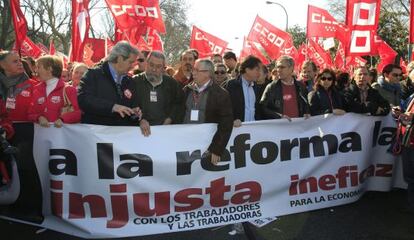 Los secretarios generales de UGT, C&aacute;ndido M&eacute;ndez, y de CCOO, Ignacio Fern&aacute;ndez Toxo, junto a otros dirigentes sindicales.
 