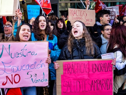 Protesta de estudiantes de la enseñanza pública ante la Asamblea de Madrid, a principios de febrero.