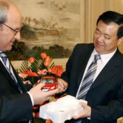 El presidente de la Generalitat, José Montilla, junto con el governador d&#xb4;Anhui, Wang Sanyun, en presencia del director de la empresa Chery, Yin Yaotong