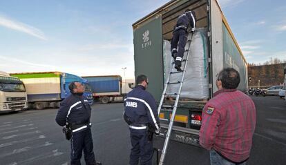 Policías de aduana franceses controlan la carga de un camión español en Lille en 2011.