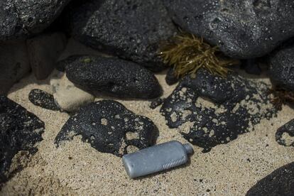 Un bote de plástico llegados a través del mar a la costa de La Graciosa, Parque Natural del archipiélago de Chinijos.