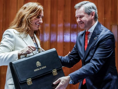 La nueva ministra de Sanidad, Mónica García, recibe la cartera de su predecesor, José Manuel Miñones.