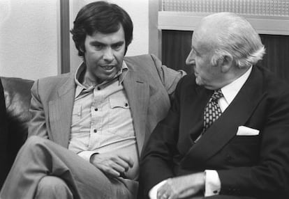Nit electoral informativa a EL PAÍS en les eleccions de 1977. Felipe González conversa amb José María de Areilza.