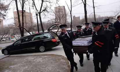 Unos agentes llevan el féretro del líder opositor ruso Boris Nemtsov tras sacarlo de un coche, al comienzo del funeral celebrado este martes en Moscú.