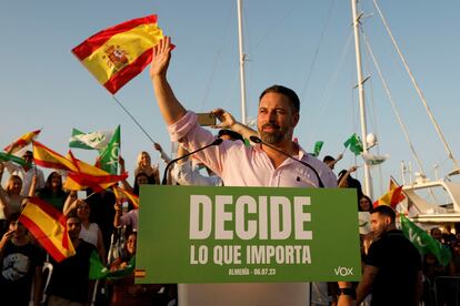 El líder de Vox, Santiago Abascal, gesticula durante el mitin de apertura de campaña del partido de extrema derecha en El Ejido. 