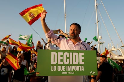 El líder de Vox, Santiago Abascal, gesticula durante el mitin de apertura de campaña del partido de extrema derecha en El Ejido.