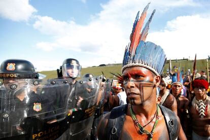 Varias tribus indígenas de Brasilia participan en una manifestación contra la violación de los derechos de sus pueblos. Unos 2.000 nativos se han manifestado esta martes para exigir una mayor celeridad en la demarcación de tierras que reivindican como propias, en una protesta que incluyó breves enfrentamientos con la Policía ante el Congreso.