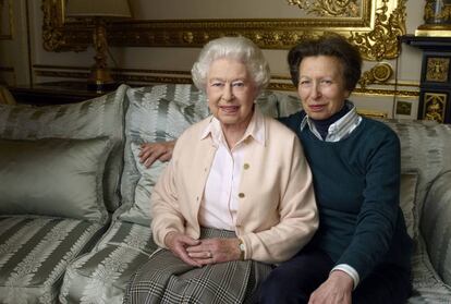 Isabel II, con su única hija Ana.