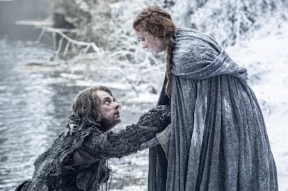 O último capítulo da quinta temporada deixou no ar o destino de vários personagens. Dois deles são Sansa Stark e Theon Greyjoy, que tentavam escapar de Winterfell. As imagens dos novos capítulos deixam claro que, pelo menos, os dois personagens ainda estão vivos.