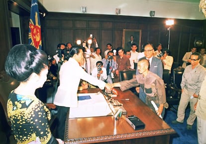 Onada da la mano al presidente de Filipinas, Ferdinand Marcos, el 11 de marzo de 1974.