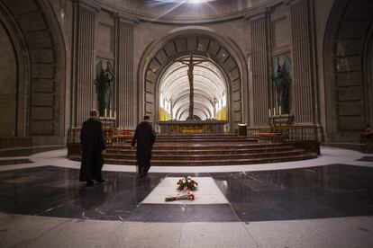 La tumba de Franco en el interior de la basílica del Valle de los Caídos, antes de la exhumación.