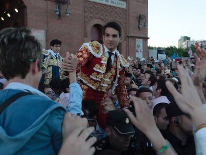 Los diestros José María Manzanares, en primer término, y Alberto López Simón salen por la puerta Grande de Las Ventas.