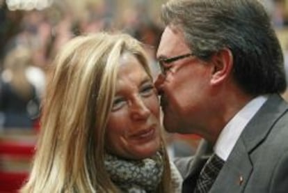 GRA202. BARCELONA 16/01/2014.- El presidente catal&aacute;n, Artur Mas (d), saluda a la vicepresidenta, Joana Ortega (i), tras la votaci&oacute;n en el pleno del Parlament, que ha aprobado la solicitud al Congreso para que traspase a la Generalitat la competencia para convocar referendos. EFE/Marta P&eacute;rez