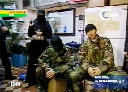 El líder del grupo armado, junto a otros dos captores, una de ellas con un cinturón de explosivos pegado a su ropa, en el interior del teatro.