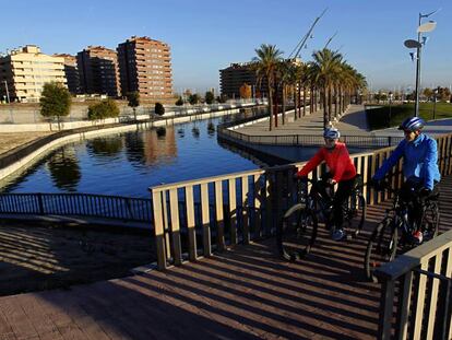 Una pareja pasea con sus bicicletas en un parque de Seseña (Toledo).