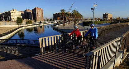 Una pareja pasea con sus bicicletas en un parque de Seseña (Toledo).