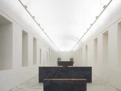 Fotografía sin datar de la escultura <i>Equal Parallel / Guernica-Bengasi</i> (1986), de Richard Serra, en el Museo Nacional Centro de Arte Reina Sofía de Madrid.