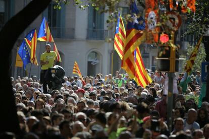 Concentración multitudinaria ante la sede del Departamento de Exteriores de Barcelona. 