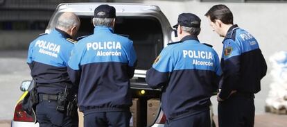 Cuatro policías de Alcorcón en la plaza del Ayuntamiento.