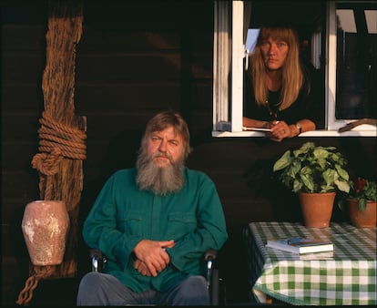 Robert Wyatt y Alfie Benge (en la ventana), en su casa inglesa en los años ochenta.