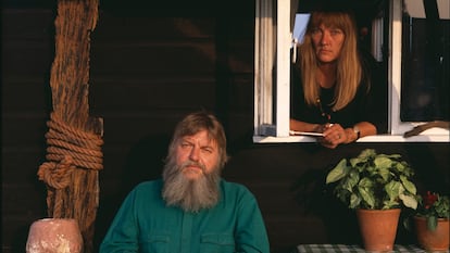 Robert Wyatt y Alfie Benge (en la ventana), en su casa inglesa en los años ochenta.