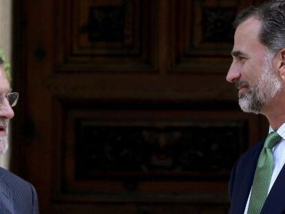 El rey Felipe VI (d) conversa con el presidente del Gobierno, Mariano Rajoy (i).