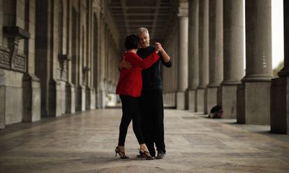Una pareja baila un tango en un parque de Bruselas (Bélgica).