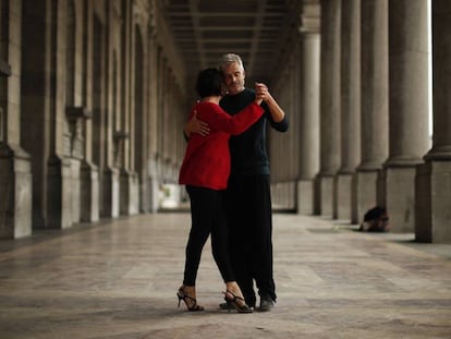 Una pareja baila un tango en un parque de Bruselas (Bélgica).