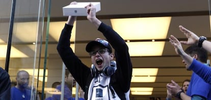 El primer comprador nuevo iPad en Alemania, posa después de comprar la tableta en frente de la tienda de Apple en Munich, 16 de marzo 2012.