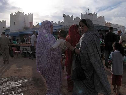 Mujeres en el zoco viejo de Sidi Ifni, con las murallas al fondo.