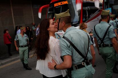 Un legionario español besa a su novia durante la Semana Santa en Málaga (España), el 29 de marzo de 2018.