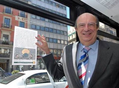 El consejero de Cultura y Turismo, Santiago Fisas, posa con uno de los carteles.