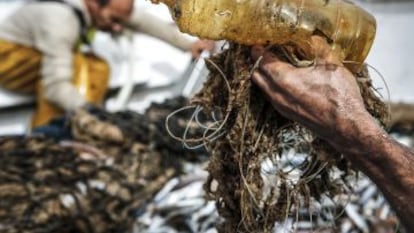 Pescadores del Mediterráneo llevan a puerto los residuos que recogen sus redes para que sean reciclados