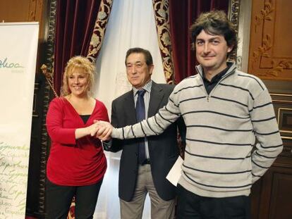 Ainhoa Intxaurrandieta, Carmelo Aguas y el diputado Iñaki Errazkin, antes de la rueda de prensa celebrada en la Diputación de Gipuzkoa.
