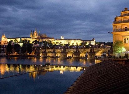 El puente de Carlos ofrece un panorama magnífico de la ciudad vieja y del Castillo de Praga. Es el monumento más visitado de la capital checa, que cada año recibe cuatro millones de turistas.