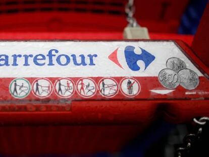 Logo de Carrefour en un carrito.