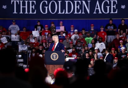 Imríonn Uachtarán na Stát Aontaithe Donald Trump ag Coláiste Poiblí Macomb i Warren.