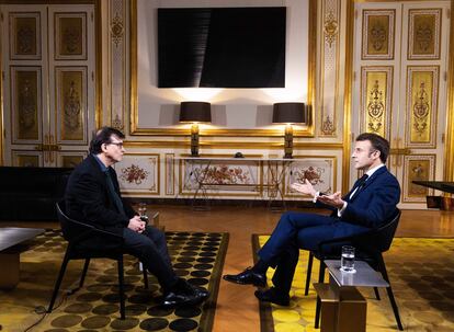 El presidente francés, Emmanuel Macron, charla con el escritor Javier Cercas, en un encuentro en el Eliseo para EL PAÍS, el 16 de enero.