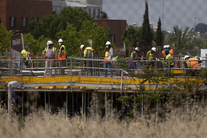 Trabajadores de la construcción de un edificio de viviendas en Sevilla.