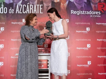 La ministra de Justicia, Pilar Llop, recoge el Premio Gumersindo de Azcárate en su XII edición de manos de la decana del Colegio de Registradores, María Emilia Adán.