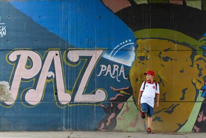 Graffiti com a inscri&ccedil;&atilde;o &quot;Paz para o povo&quot;em Cali, Colombia.