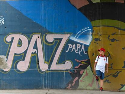 Graffiti com a inscri&ccedil;&atilde;o &quot;Paz para o povo&quot;em Cali, Colombia.