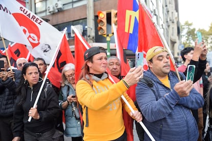 Asistentes al funeral observan el paso del coche fúnebre que transporta los restos de José 'Pepe' Mujica rumbo al Palacio Legislativo en Montevideo.