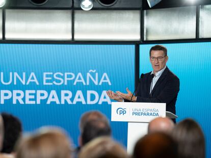 El presidente del PP, Alberto Núñez Feijóo, interviene durante un acto sectorial del PP sobre economía, en Barcelona este lunes.