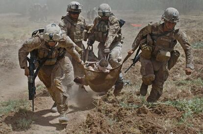 Soldados estadounidenses evacuan a un compañero herido por un explosivo improvisado en Marjah, provincia de Helmand, el 21 de agosto de 2010.