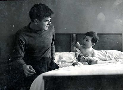 El Che, con su hija Hilda, fruto de su matrimonio con la peruana Hilda Gadea, fotografiado en México en 1957, poco antes de embarcar en el &#39;Granma&#39; para participar en la revolución cubana.