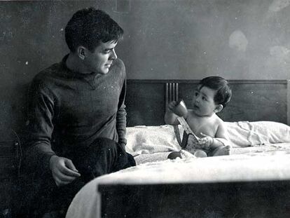 El Che, con su hija Hilda, fruto de su matrimonio con la peruana Hilda Gadea, fotografiado en México en 1957, poco antes de embarcar en el 'Granma' para participar en la revolución cubana.