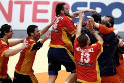 Los jugadores españoles celebran en la cancha el triunfo, y ahora se medirán al ganador del Croacia-Francia.